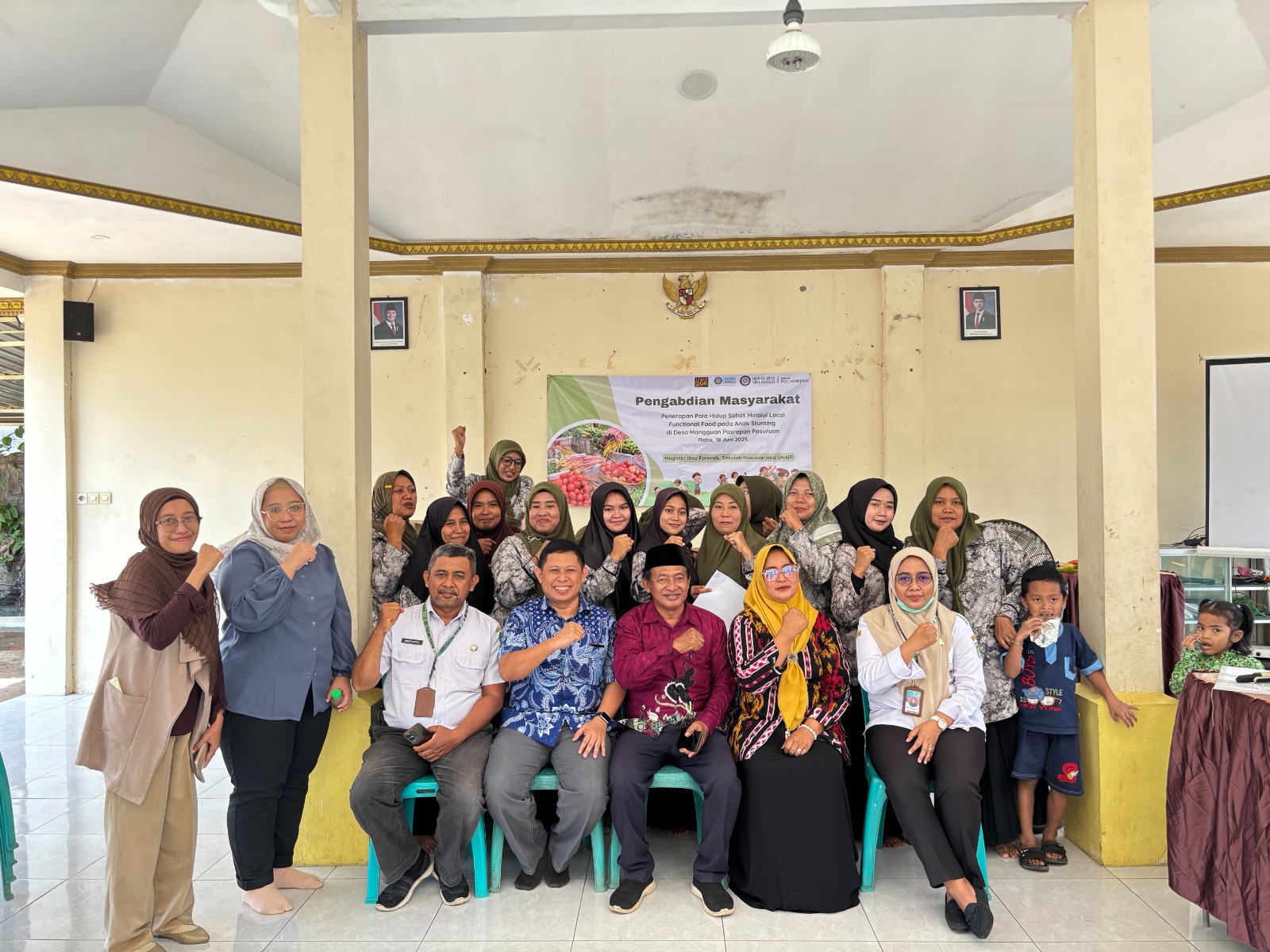 Keterangan Foto: Kader Posyandu Stunting Mangguan beserta pendamping dari dinas kesehatan dan desa bersama dengan tim pengabdian masyarakat Universitas Airlangga Surabaya.