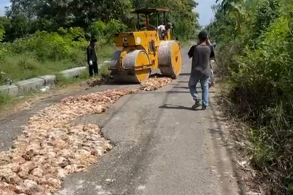 Warga Swadaya Perbaiki Jalan Rusak di Raas, Tokoh Pemuda Sindir Pemerintah Sumenep