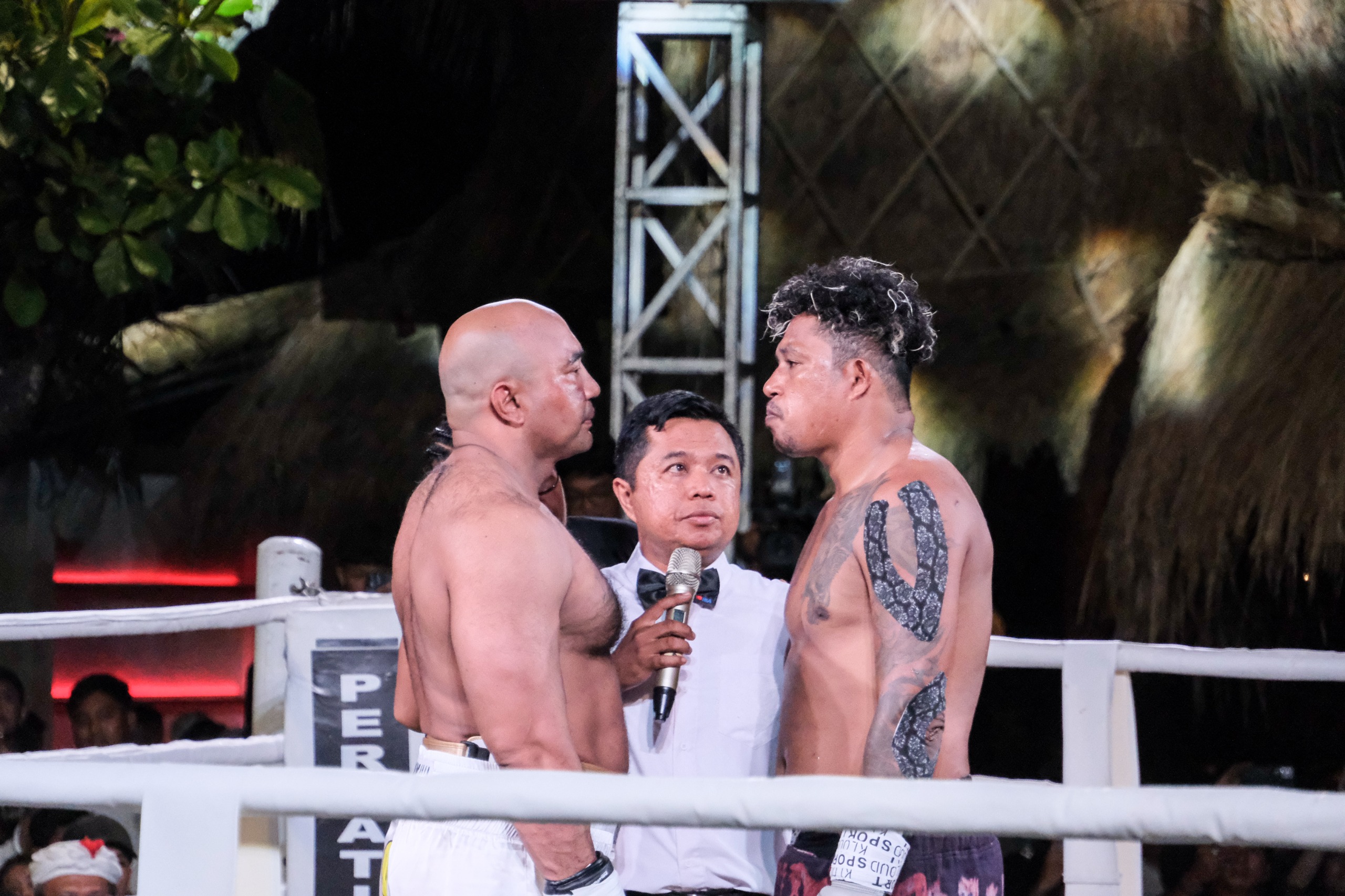 De Gadjah dan Bram Petinju Emas Pon di atas ring tinju No Drama Fight, Seminyak, Kuta, 24 Agustus 2025.