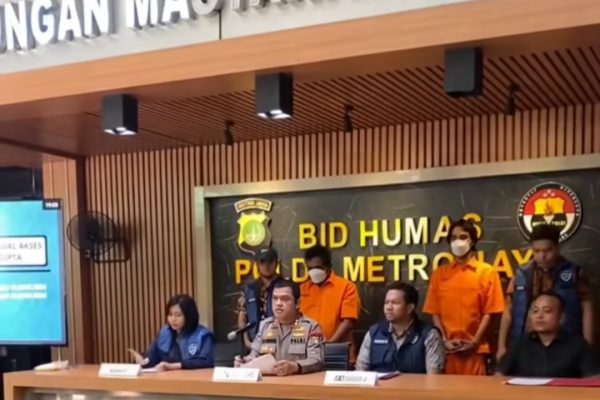 Konferensi pers Polda Metro Jaya penangkapan dua pembajak siaran PT Mediatama Televisi (Nex Parabola) asal Kabupaten Sumenep. ©Okedaily.com