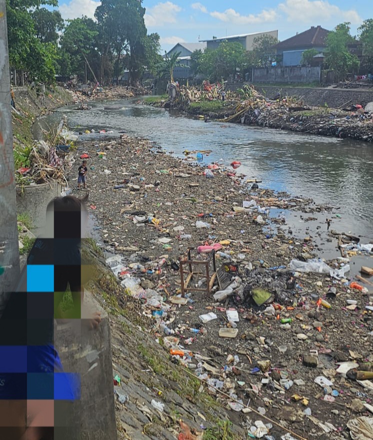 Alur sungai yang berada di wilayah Denpasar menyempit akibat sedimentasi, sampah. 