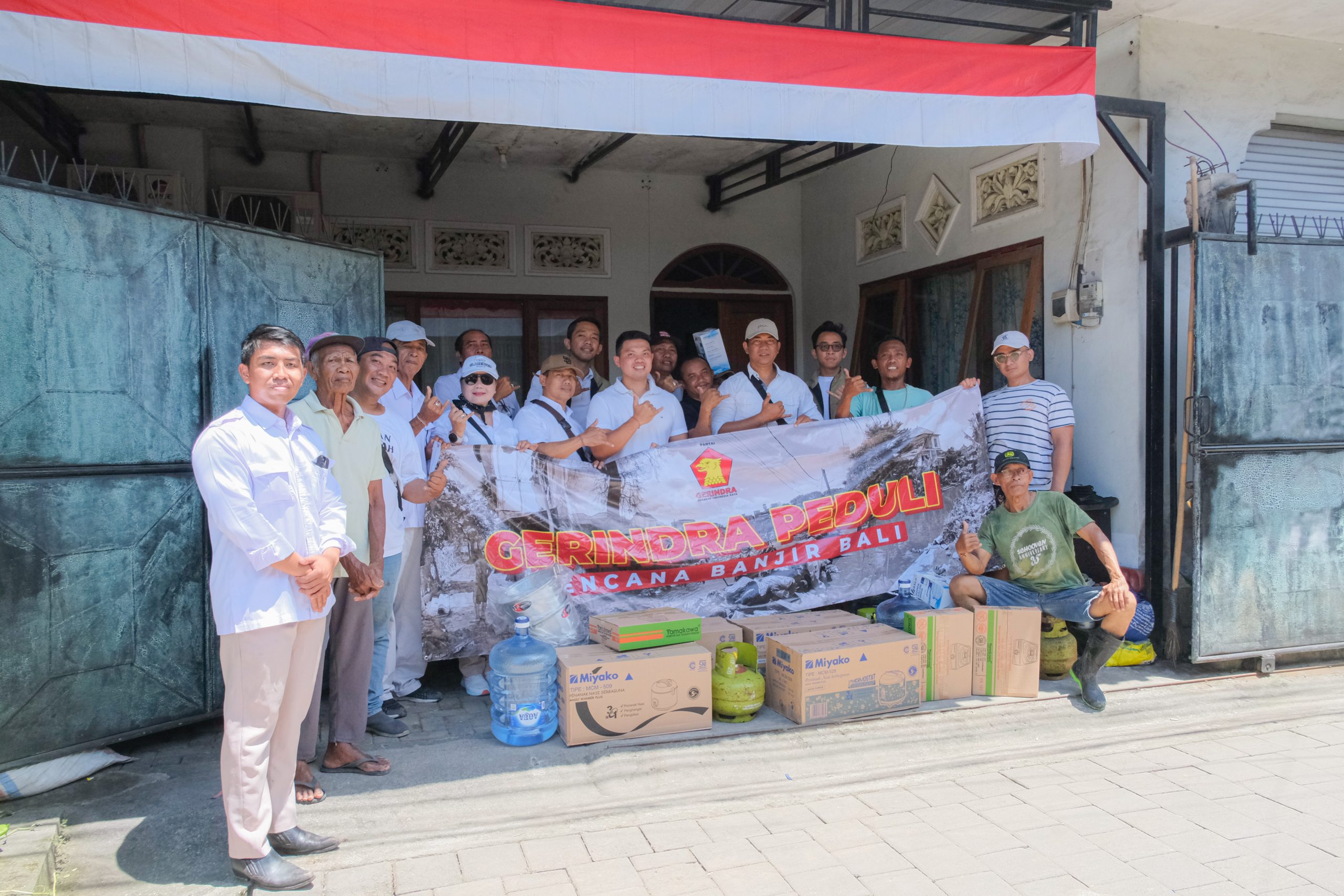 Kader-Kader Gerindra Denpasar salurkan bantuan kepada warga terdampak banjir, 12 September 2025 di Kec. Denpasar Barat. 