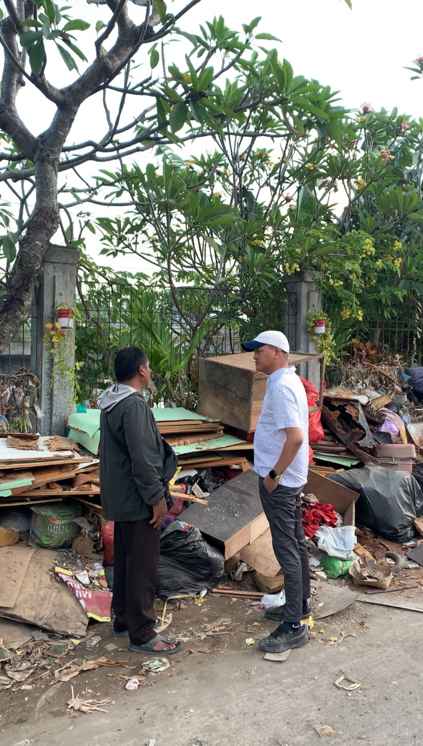 Zulfikar Wijaya DPRD Bali saat tinjau lokasi terdampak banjir dengan kondisi banyak tumpukam sampah Jl. Pulau Biak, Dauh Puri, Denbar, 14 September 2025. 