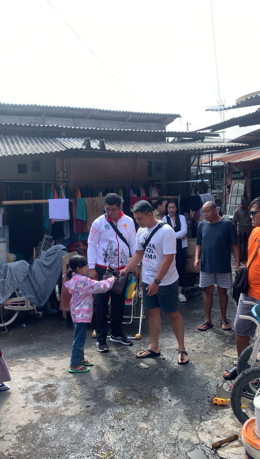 Gerindra menyalurkan bantuan alat-alat kebutuhan sekolah kepada anak-anak di Br. Tegal Sari, Desa Tegal Harum, 15 September 2025.