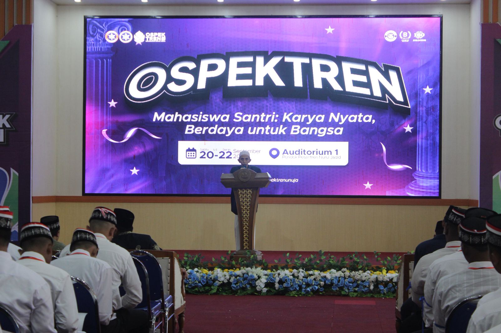KH. Moh Zuhri Zaini, BA., (Pengasuh Pondok Pesantren Nurul Jadid Paiton), saat memberikan tausiyah dan pesan kepada Mahasiswa Baru UNUJA 2025, (Sumber Foto: Humas Unuja/tim Okedaily.com)