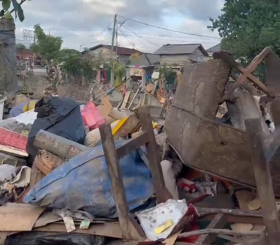 Tumpukan sampah di Jl. Pulau Biak, Dauh Puri, 14 September 2025.
