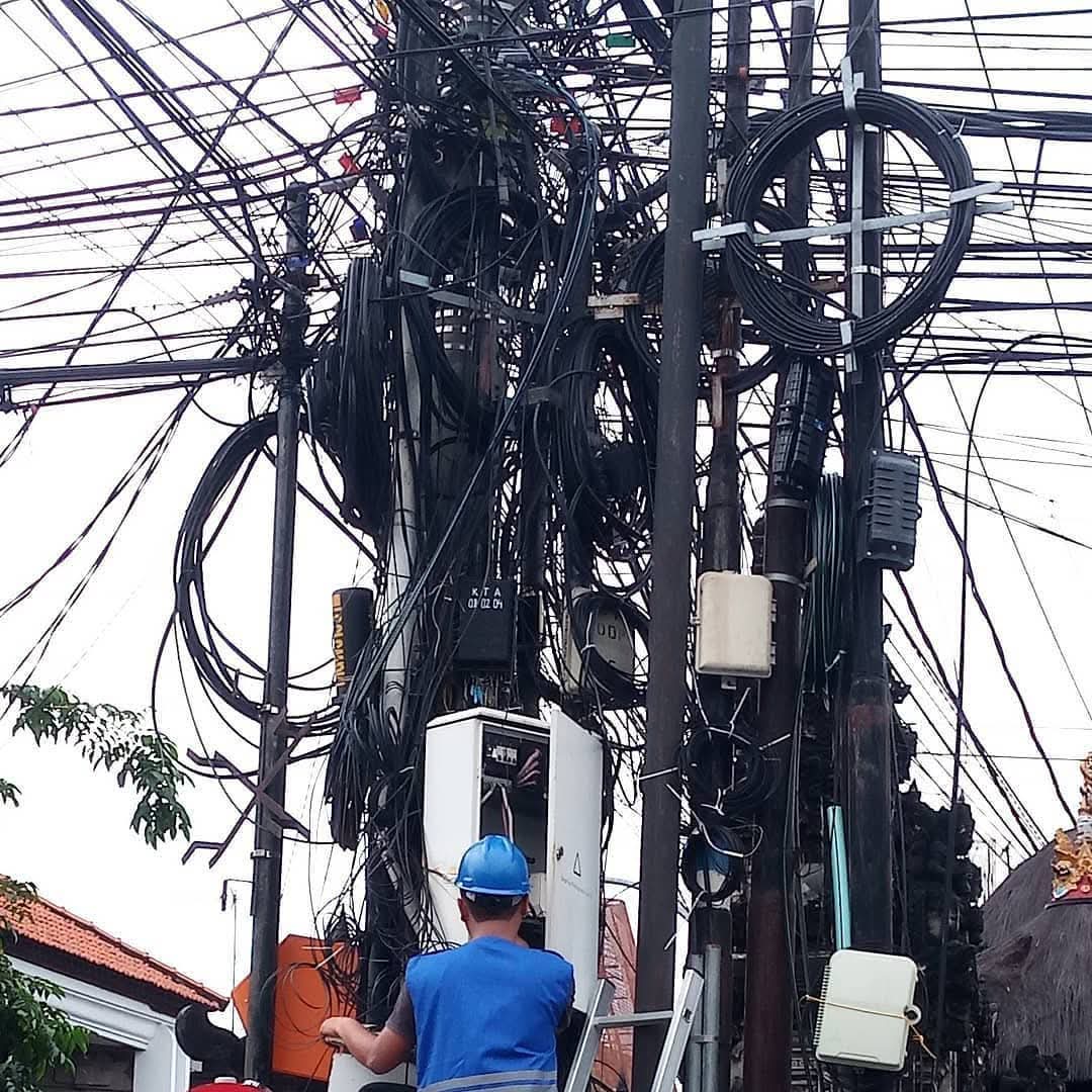 kabel semerawut. Sumber : @adrian.suwanto