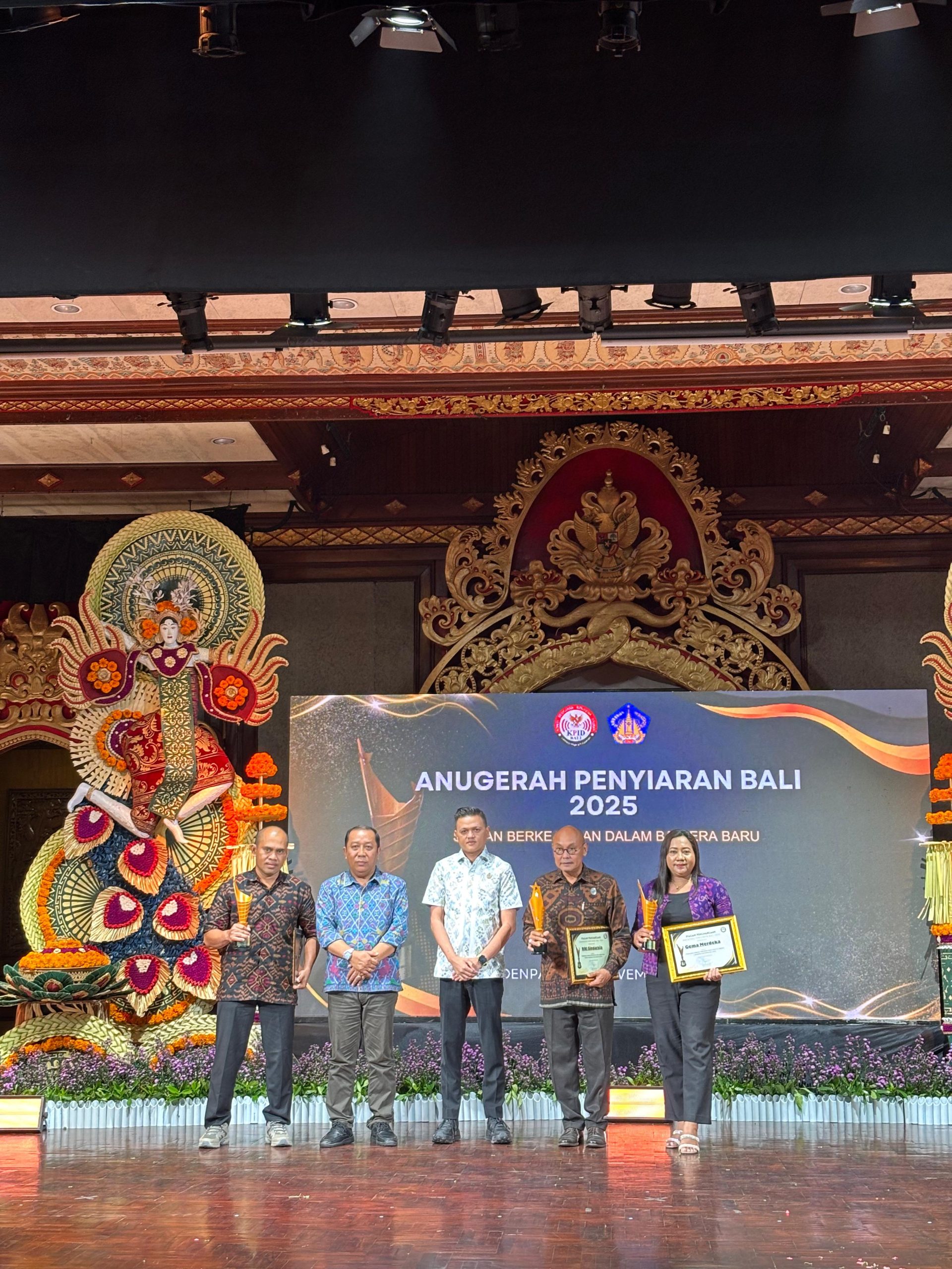Zulfikar Wijaya DPRD Prov. Bali saat menyerahkan penghargaan kepada penyiaran Bali 2025. Photo : istimewa