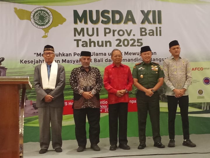 Dari Kanan Zulfikar Wijaya Anggota DPRD Provinsi Bali bersama Gubernur Provinsi Bali I Wayan Koster dan Tamu Undangan, 14 Desember 2025. 