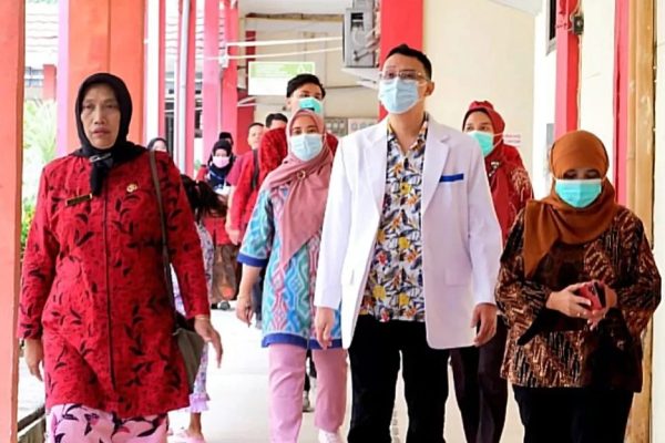 Direktur RSUD dr. H. Moh. Anwar Sumenep, dr. Erliyati mendampingi Dokter Spesialis Bedah Digestif, dr. Syaiful Kamil, saat meninjau pasien, pada Selasa (07/10). ©Okedaily.com/Ist