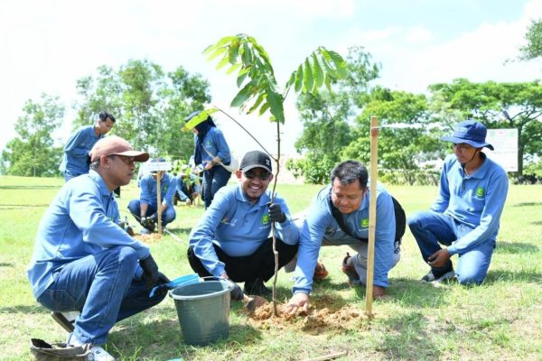 Bupati Wongsojudo menanam pohon bersama HCML. ©Okedaily.com/ist
