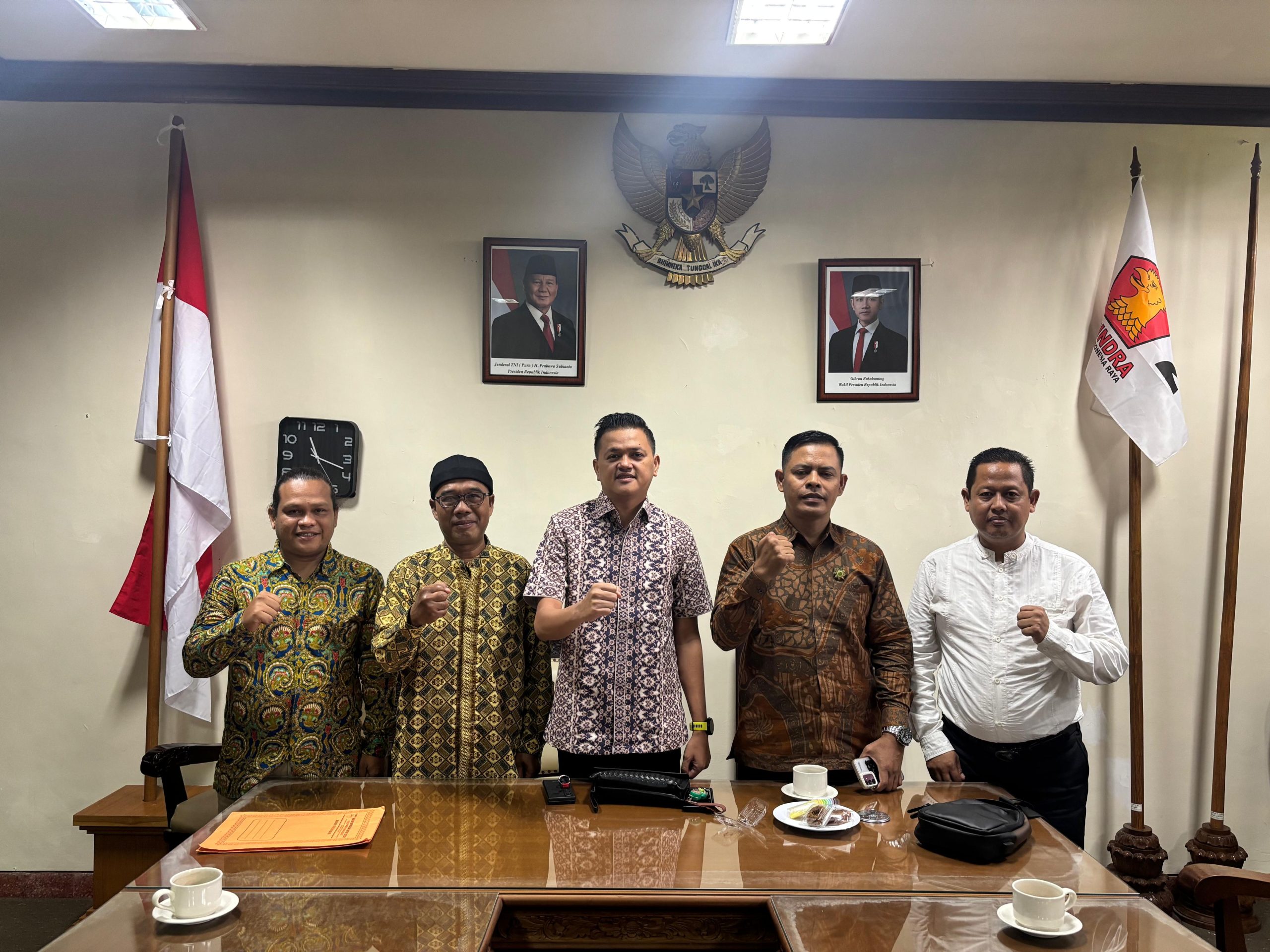 Zulfikar Wijaya Anggota DPRD Bali bersama Pengurus Persis Bali, (13/1) di Gedung DPRD Bali. 