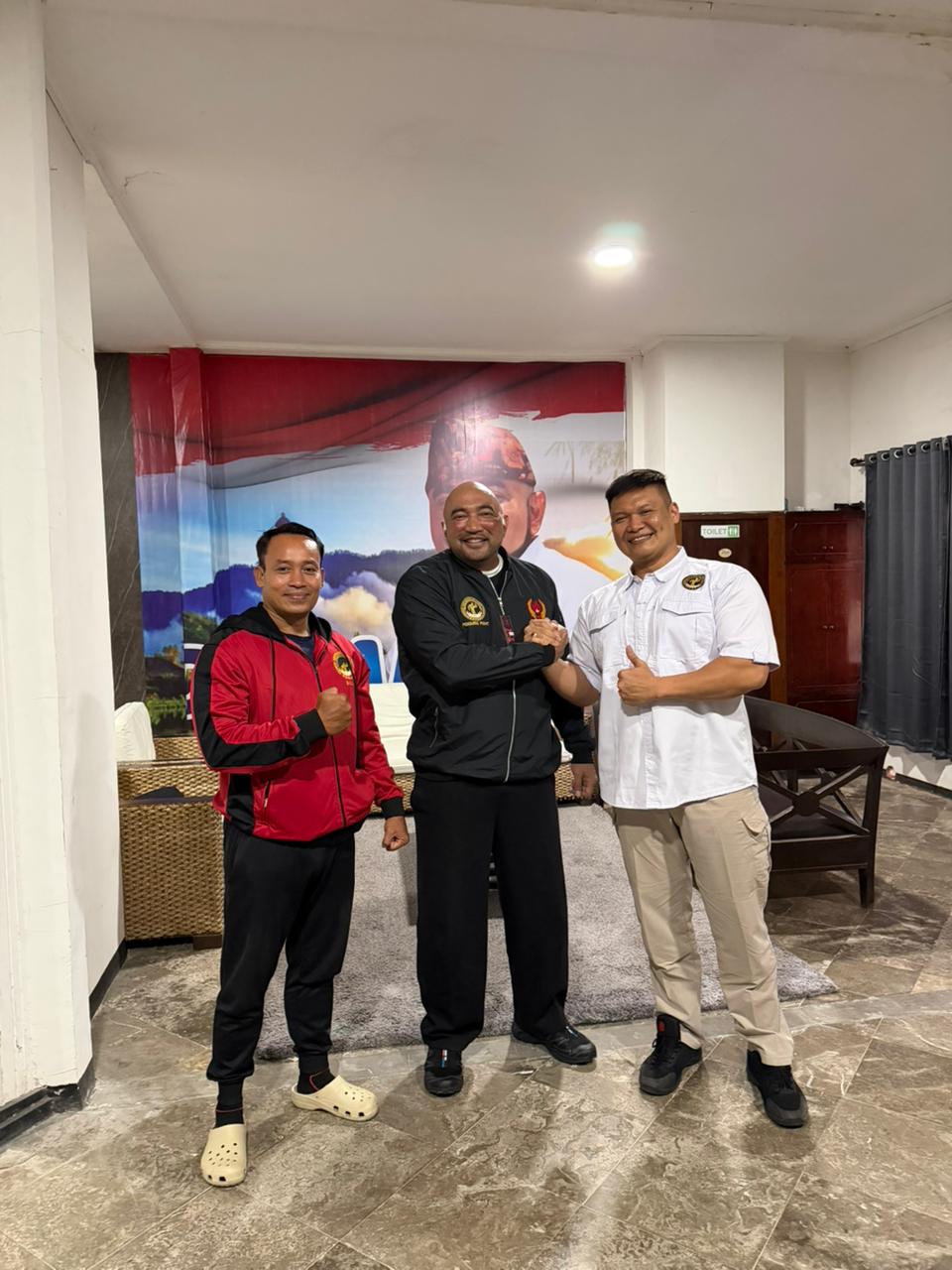 Penyerahan jaket Dewan Pembina PBFI Pusat dan Ketua Dewan Pembina PBFI Bali kepada De Gadjah digelar di De Gadjah Center, Renon, Denpasar, Jumat (24/1/2026).