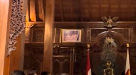 Para petugas tourist information kawasan pariwisata Kota Denpasar menyampaikan aspirasi terkait peningkatan layanan dan infrastruktur pariwisata kepada Wakil Ketua DPRD Kota Denpasar, Ida Bagus Yoga Adi Putra (Gus Yoga), di kediamannya di Sanur, 11 Februari 2026.