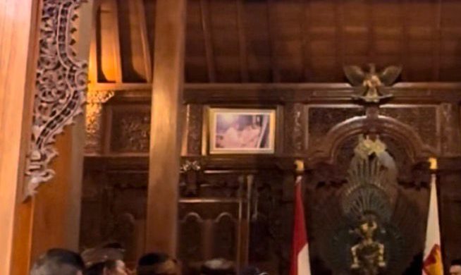 Para petugas tourist information kawasan pariwisata Kota Denpasar menyampaikan aspirasi terkait peningkatan layanan dan infrastruktur pariwisata kepada Wakil Ketua DPRD Kota Denpasar, Ida Bagus Yoga Adi Putra (Gus Yoga), di kediamannya di Sanur, 11 Februari 2026.