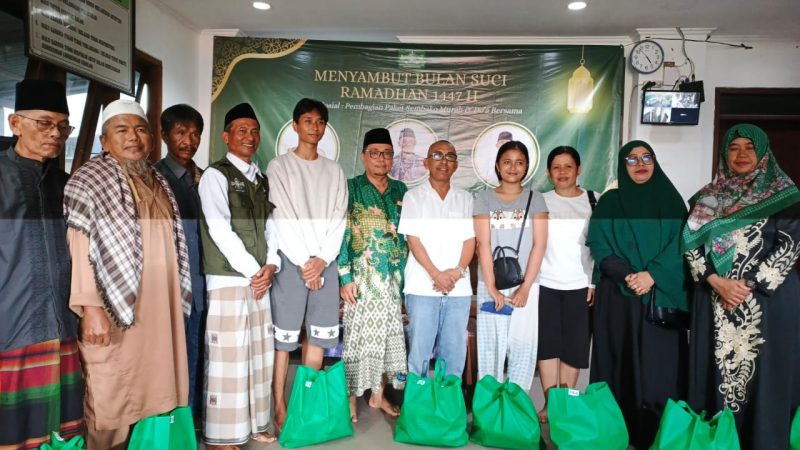 Penyerahan Simbolis Paket Sembako Murah kepada masyarakat oleh Wayan Disel Astawa Wakil Ketua DPRD Bali bersama PCNU Badung, (17/1). Foto: PCNU Badung.