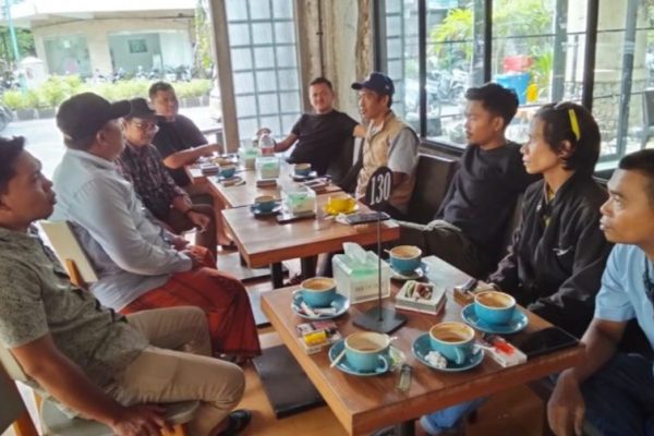 Anggota DPRD Bali, Zulfikar Wijaya, menyerap aspirasi pedagang warung Madura di Cafe Zen, Kuta, Badung, 16 Februari 2026. ©okedaily.com/Wandy