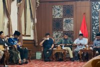 Owner PR Cahaya Pro, H. Fathor Rosi (pegang mic), menyampaikan gagasan dan aspirasinya di hadapan Forkopimda Pamekasan. ©okedaily.com/ist