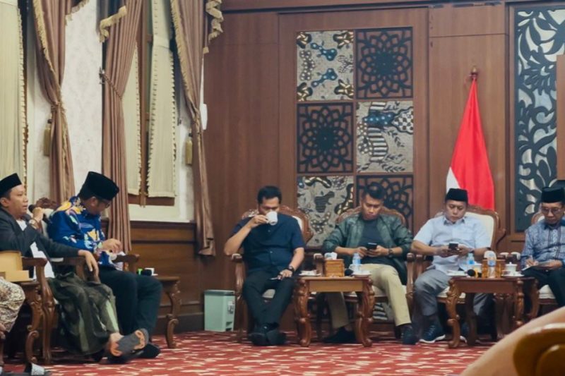 Owner PR Cahaya Pro, H. Fathor Rosi (pegang mic), menyampaikan gagasan dan aspirasinya di hadapan Forkopimda Pamekasan. ©okedaily.com/ist