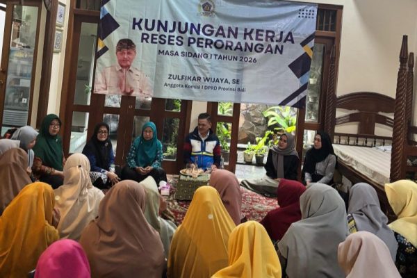 Zulfikar Wijaya Anggota DPRD Prov. Bali bersama Aisyiyah Muhammadiyah Bali dalam acara serap aspirasi. ©okedaily.com