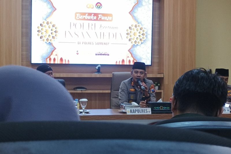 Dalam sambutannya, Kapolres Sumenep, AKBP Anang Hardiyanto, S.I.K., menyampaikan apresiasi atas kehadiran para jurnalis pada momen buka puasa bersama di Ruang Vidcon Mapolres setempat. ©okedaily.com/Bang_dJ 