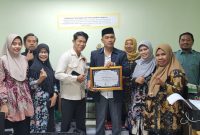 Simbolik: Ketua Senat UIN Madura, Prof. Achmad Muhlis, menerima penghargaan CMS terbaik dari KPPN Pamekasan. ©okedaily.com/istimewa