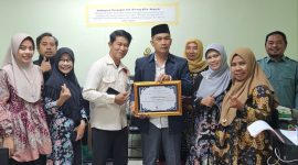 Simbolik: Ketua Senat UIN Madura, Prof. Achmad Muhlis, menerima penghargaan CMS terbaik dari KPPN Pamekasan. ©okedaily.com/istimewa