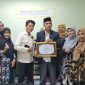 Simbolik: Ketua Senat UIN Madura, Prof. Achmad Muhlis, menerima penghargaan CMS terbaik dari KPPN Pamekasan. ©okedaily.com/istimewa
