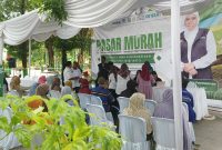 Kepala Bagian Perekonomian Sekretariat Daerah Kabupaten Sumenep, Dadang Dedy Iskandar, selaku TPID nampak bersemangat mengawasi jalannya pasar murah EPIK Mobile. ©okedaily.com/Bang_dJ