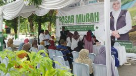 Kepala Bagian Perekonomian Sekretariat Daerah Kabupaten Sumenep, Dadang Dedy Iskandar, selaku TPID nampak bersemangat mengawasi jalannya pasar murah EPIK Mobile. ©okedaily.com/Bang_dJ