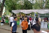 Kepala Bagian Perekonomian Sekretariat Daerah Kabupaten Sumenep, Dadang Dedy Iskandar, nampak sibuk dan bersemangat mengawasi pagelaran pasar murah Ramadhan 2026 di Kota Sumenep. ©okedaily.com/istimewa