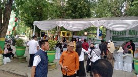 Kepala Bagian Perekonomian Sekretariat Daerah Kabupaten Sumenep, Dadang Dedy Iskandar, nampak sibuk dan bersemangat mengawasi pagelaran pasar murah Ramadhan 2026 di Kota Sumenep. ©okedaily.com/istimewa