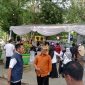 Kepala Bagian Perekonomian Sekretariat Daerah Kabupaten Sumenep, Dadang Dedy Iskandar, nampak sibuk dan bersemangat mengawasi pagelaran pasar murah Ramadhan 2026 di Kota Sumenep. ©okedaily.com/istimewa