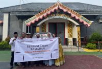 Nampak pengurus dan anggota SMSI Sumenep dan Owner Ar-Raudah Computer foto bersama pada momen pembagian takjil untuk ratusan warga binaan Rutan klas IIB Sumenep. ©okedaily.com