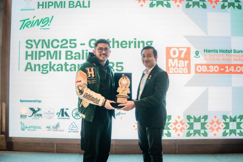 Penyerahan cenderamata dalam kegiatan SYNC25 - Gathering HIPMI Bali Angkatan 2025 di Harris Hotel Sunset Road, Badung, Sabtu (7/3/2026). Foto: Istimewa.