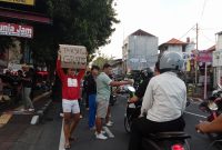 I Gede Tommy Sumertha Anggota DPRD Kota Denpasar bersama Relawan berbagi takjil menjelang buka puasa di Jl. Penorogo dan Sesetan, Denpasar, (13/03). Foto: Okedaily.com