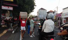 Jelang Buka Puasa, Gede Tommy Sumertha Bersama Relawan Bagi Ratusan Takjil di Denpasar