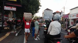 I Gede Tommy Sumertha Anggota DPRD Kota Denpasar bersama Relawan berbagi takjil menjelang buka puasa di Jl. Penorogo dan Sesetan, Denpasar, (13/03). Foto: Okedaily.com