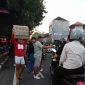 I Gede Tommy Sumertha Anggota DPRD Kota Denpasar bersama Relawan berbagi takjil menjelang buka puasa di Jl. Penorogo dan Sesetan, Denpasar, (13/03). Foto: Okedaily.com
