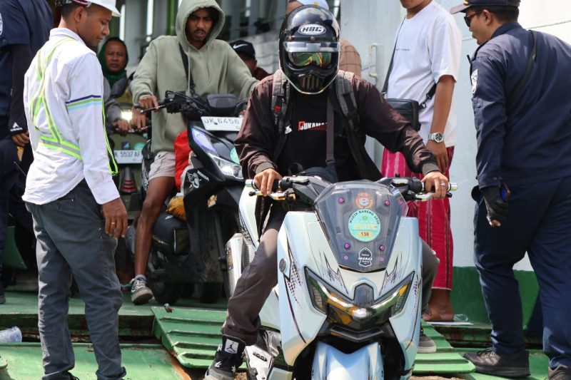  Para Pemudik di Kapal Ferry yang hendak melakukan penyebrangan dari Pelabuhan Jangkar-Raas, Maret 2026. 