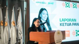 Ketua Panitia Gathering HIPMI Bali Angkatan 2025, Masayu Cattarina Iskandar, saat menyampaikak sambutan pada acara gathering Himpunan Pengusaha Muda Indonesia (HIPMI) Bali Angkatan 2025 di Hotel Harris Sunset Road, Denpasar, (9/3). 