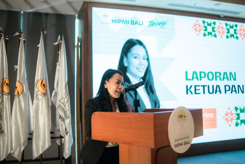 Ketua Panitia Gathering HIPMI Bali Angkatan 2025, Masayu Cattarina Iskandar, saat menyampaikak sambutan pada acara gathering Himpunan Pengusaha Muda Indonesia (HIPMI) Bali Angkatan 2025 di Hotel Harris Sunset Road, Denpasar, (9/3). 