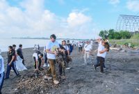 Made Muliawan Arya alias De Gadjah Ketua DPD Partai Gerindra Prov. Bali bersama Ratusan Kader dan Pelajar serta masyarakat bersih-bersih Pantai di Padang Galak-Sanur, (14/03/2026).