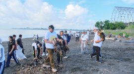 Made Muliawan Arya alias De Gadjah Ketua DPD Partai Gerindra Prov. Bali bersama Ratusan Kader dan Pelajar serta masyarakat bersih-bersih Pantai di Padang Galak-Sanur, (14/03/2026).
