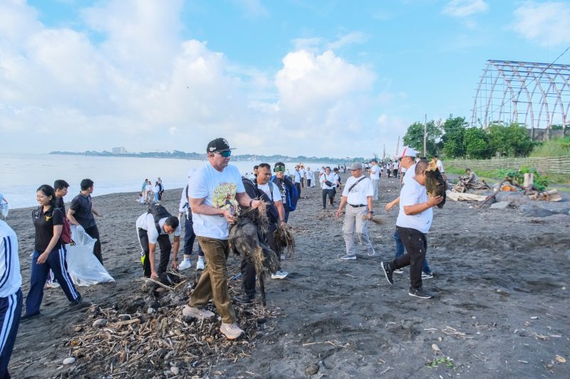 Made Muliawan Arya alias De Gadjah Ketua DPD Partai Gerindra Prov. Bali bersama Ratusan Kader dan Pelajar serta masyarakat bersih-bersih Pantai di Padang Galak-Sanur, (14/03/2026).
