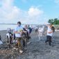 Made Muliawan Arya alias De Gadjah Ketua DPD Partai Gerindra Prov. Bali bersama Ratusan Kader dan Pelajar serta masyarakat bersih-bersih Pantai di Padang Galak-Sanur, (14/03/2026).