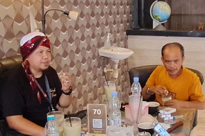 Lora Adim (kiri) bertemu penasehat hukum Syaiful Bahri konsultasi terkait pencatutan yang dinilai mencemarkan nama baiknya. ©okedaily.com/Istimewa