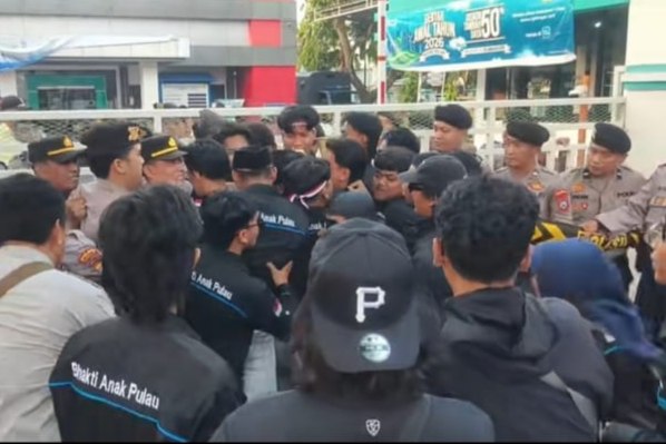 Sejumlah mahasiswa yang tergabung dalam organisasi FPR, mendorong barisan pengamanan demontrasi Polres Pamekasan saat menyampaikan aspirasi pelayanan kelistrikan yang buruk di Kepulauan Raas, Kabupaten Sumenep. ©okedaily.com/Nurifan Hairi 