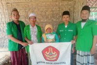 Pimpinan Anak Cabang GP Ansor Kecamatan Nonggunong santuni fakir miskin di delapan desa selama bulan Ramadhan. ©okedaily.com/istimewa