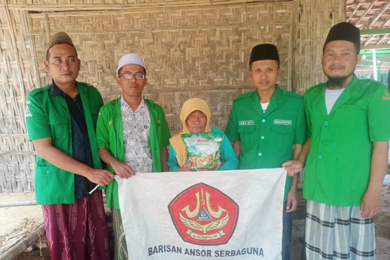 Pimpinan Anak Cabang GP Ansor Kecamatan Nonggunong santuni fakir miskin di delapan desa selama bulan Ramadhan. ©okedaily.com/istimewa